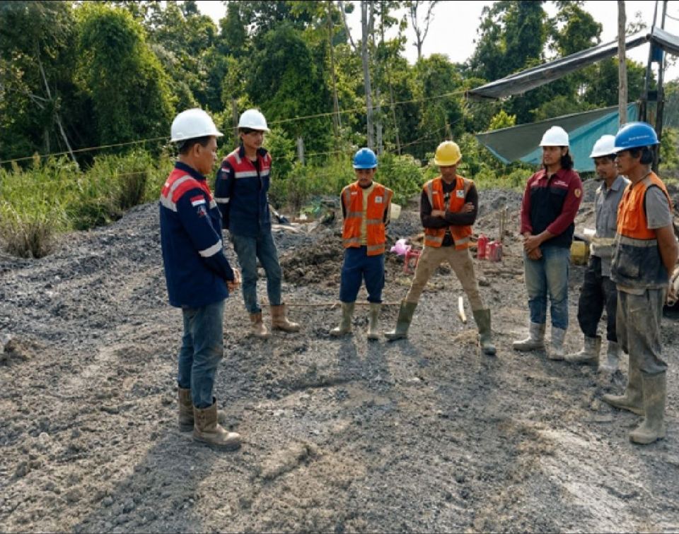 Tim eksplorasi mengikuti pengarahan di area kerja