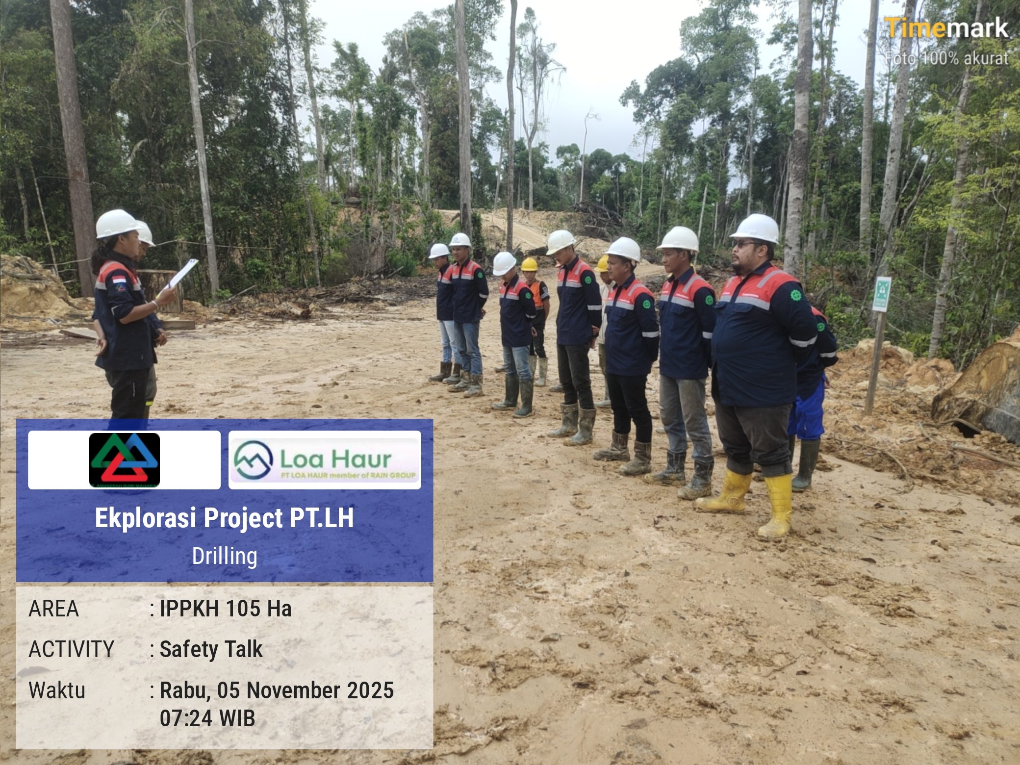 Tim eksplorasi mengikuti safety talk di area kerja