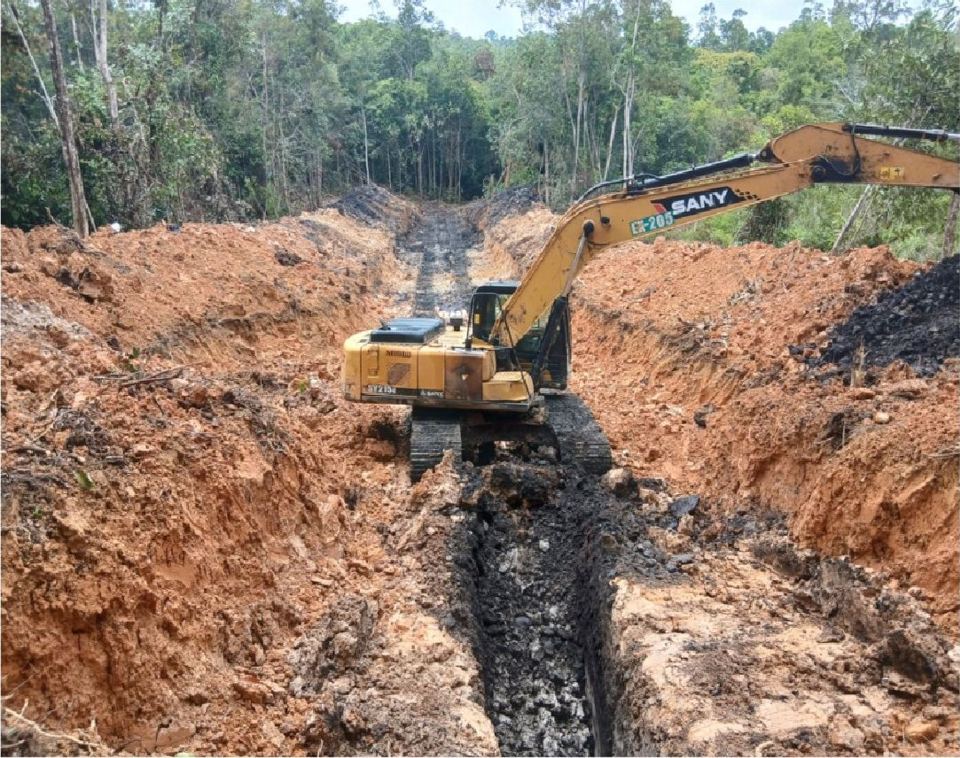 Excavator mengerjakan trenching di area eksplorasi
