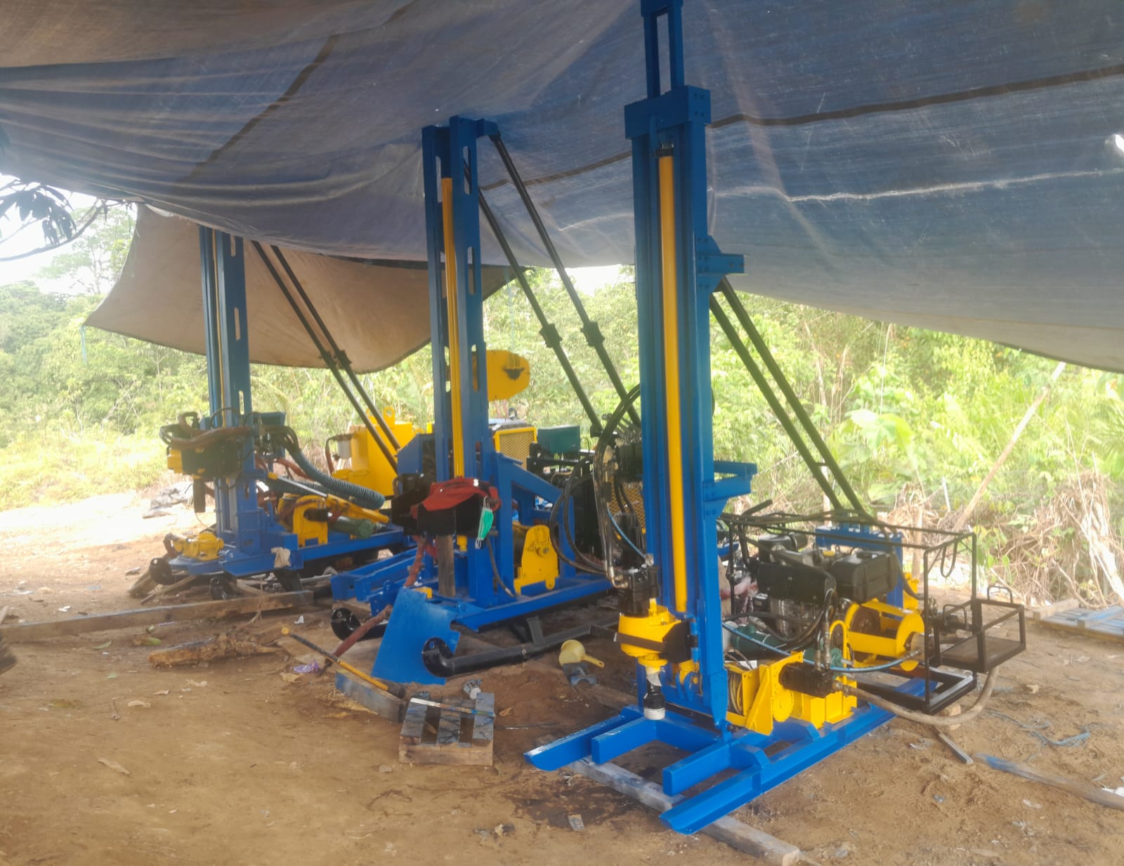 Rig pengeboran ABM di area kerja